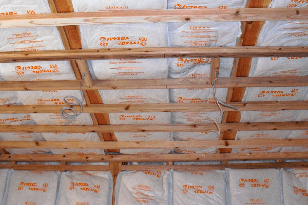 屋根裏への断熱材の設置