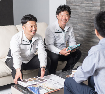 お客様と笑顔で話す現場作業員