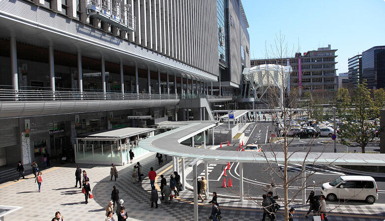 大きな駅のロータリー